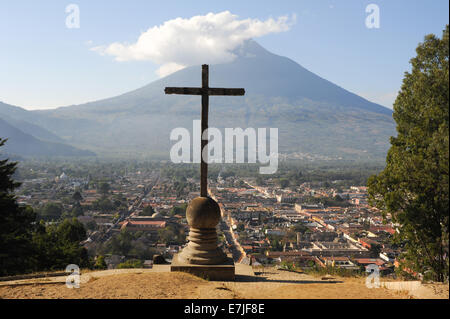 Guatemala, Amérique Centrale, Amérique, Agua, Antigua, l'architecture, du centre, de l'époque coloniale, croix, centre-ville, matin, panorama, serro d Banque D'Images