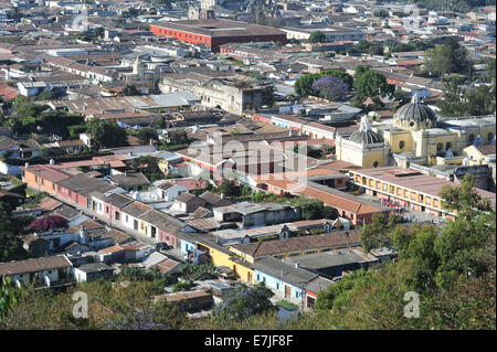 Guatemala, Amérique Centrale, Amérique, Agua, Antigua, antique, l'architecture, du centre, de l'époque coloniale, croix, centre-ville, matin, panorama Banque D'Images