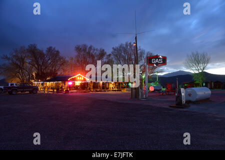 USA, United States, Amérique, Nevada, Fallon, l'autoroute 50, route plus solitaire, Outback, Middlegate, gare, gaz, nuit, bar Banque D'Images