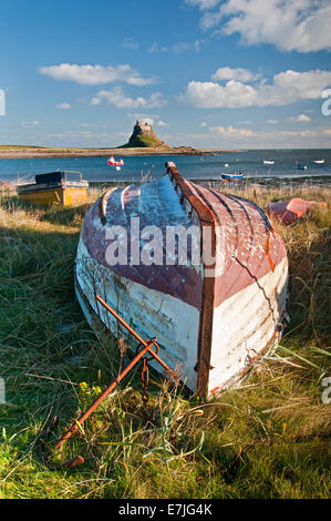 Coble et tournée vers le château de Lindisfarne, Holy Island, Northumberland, England, UK Banque D'Images