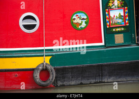 Détail coloré du bateau étroit narrowboat sur le canal Kennet et Avon, Devizes, Wiltshire, Angleterre, Royaume-Uni en août Banque D'Images