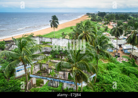 Ruines de l'Hôtel Africa, près de l'océan Atlantique dans la banlieue nord de Monrovia, Libéria Banque D'Images