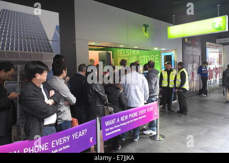 George Street, Sydney. 19 Septembre, 2014. Les clients file d'attente à la telstra de pop up store à Sydney's George Street pour acheter l'iphone 6 et 6 plus. Crédit : martin berry/Alamy Live News Banque D'Images