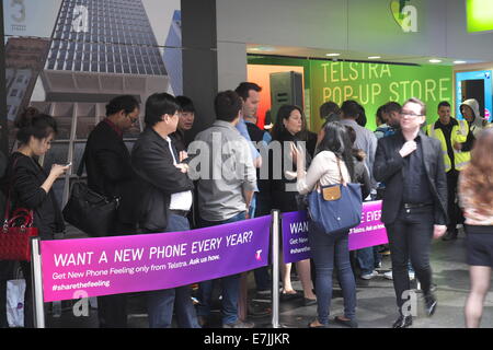 George Street, Sydney. 19 Septembre, 2014. Les clients file d'attente à la telstra de pop up store à Sydney's George Street pour acheter l'iphone 6 et 6 plus. Crédit : martin berry/Alamy Live News Banque D'Images