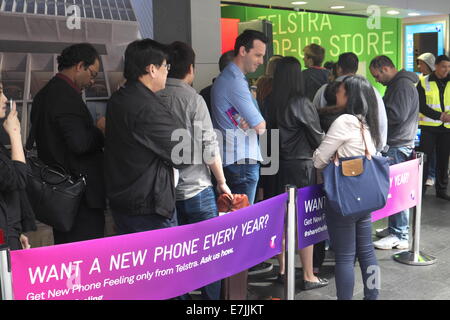 George Street, Sydney. 19 Septembre, 2014. Les clients file d'attente à la telstra de pop up store à Sydney's George Street pour acheter l'iphone 6 et 6 plus. Crédit : martin berry/Alamy Live News Banque D'Images