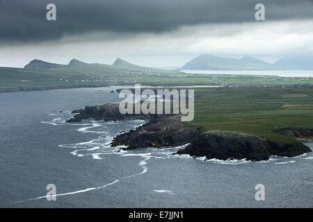 De sombres nuages planent sur Ballyferriter Bay et les sommets des trois soeurs sur la péninsule de Dingle, en Irlande. Banque D'Images