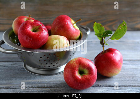 Pommes rouges dans une passoire, fruits Banque D'Images