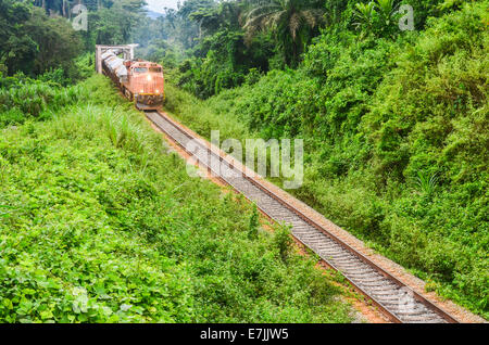 Un train de marchandises d'ArcelorMittal transportant du minerai de fer le Nimba-au port de Buchanan, au Libéria Banque D'Images