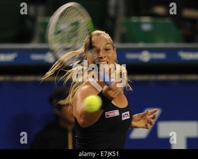 Tokyo, Japon. Sep 19, 2014. Dudi Sela de Slovaquie hits un retour à l'Angelique Kerber de l'Allemagne au cours du troisième match à l'Toray Pan Pacific Open tournament à Tokyo, Japon, le 19 septembre 2014. Credit : Stringer/Xinhua/Alamy Live News Banque D'Images