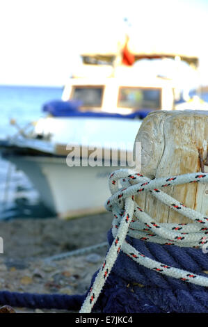 Petit bateau de pêche amarré à poteau en bois Banque D'Images