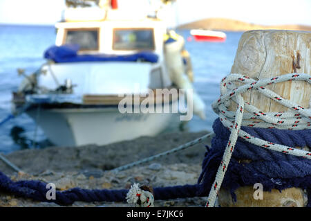 Petit bateau de pêche amarré à poteau en bois Banque D'Images