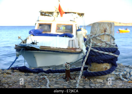 Petit bateau de pêche amarré à poteau en bois Banque D'Images