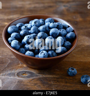 Bleuets frais dans un bol de planches de bois, des aliments sains Banque D'Images