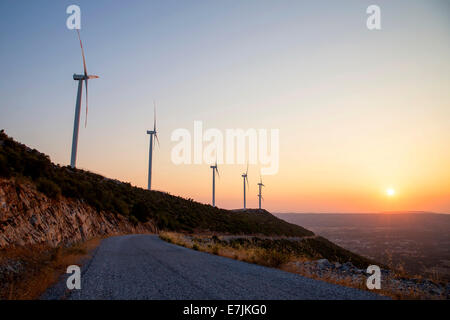 Magnifique Coucher de soleil aux éoliennes Silhouettes Banque D'Images