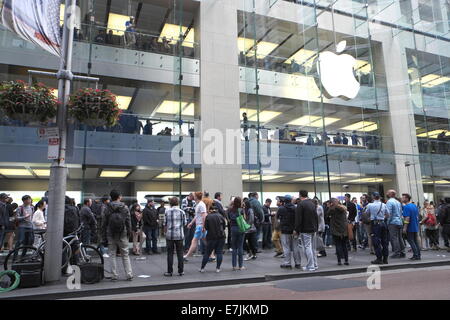 Sydney, Australie. 19 Septembre, 2014. File d'attente des clients Apple pour acheter l'iphone 6 à partir de l'Apple store phare sur George Street, Sydney, Australie. Crédit : martin berry/Alamy Live News Banque D'Images