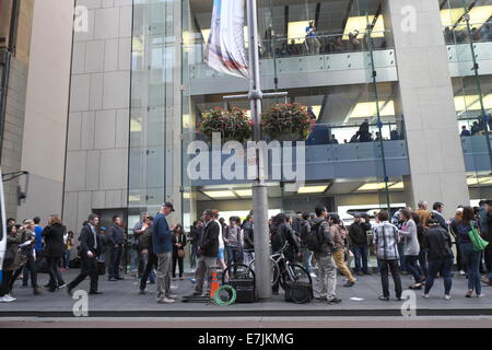 Sydney, Australie. 19 Septembre, 2014. File d'attente des clients Apple pour acheter l'iphone 6 à partir de l'Apple store phare sur George Street, Sydney, Australie. Crédit : martin berry/Alamy Live News Banque D'Images