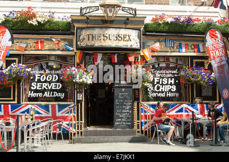 London Pub, Union Jacks Banque D'Images