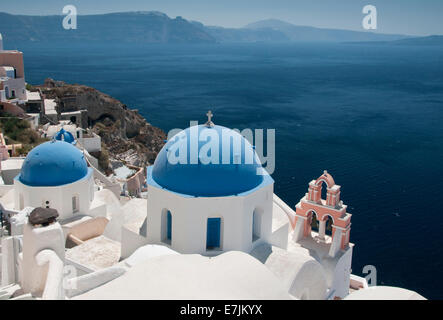 Églises au dôme bleu donnant sur la caldeira, Oia, Santorin, Cyclades, îles grecques, Grèce, Europe Banque D'Images