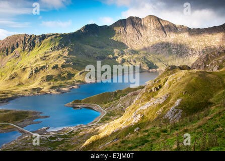 Llyn Llydaw et les mineurs voie soutenue par le Pic de Y, Lliwedd mcg Dyli, Parc National de Snowdonia, le Nord du Pays de Galles, Royaume-Uni Banque D'Images