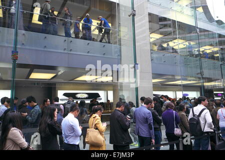 Sydney, Australie. 19 Septembre, 2014. File d'attente des clients Apple pour acheter l'iphone 6 à partir de l'Apple store phare sur George Street, Sydney, Australie. Crédit : martin berry/Alamy Live News Banque D'Images