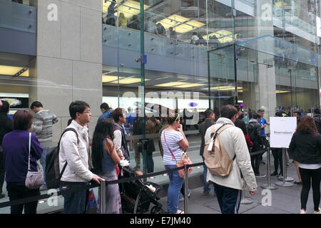 Sydney, Australie. 19 Septembre, 2014. File d'attente des clients Apple pour acheter l'iphone 6 à partir de l'Apple store phare sur George Street, Sydney, Australie. Crédit : martin berry/Alamy Live News Banque D'Images