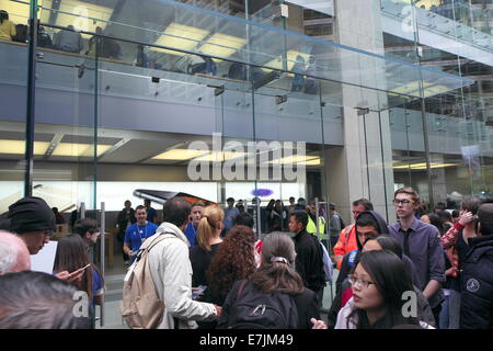 Sydney, Australie. 19 Septembre, 2014. File d'attente des clients Apple pour acheter l'iphone 6 à partir de l'Apple store phare sur George Street, Sydney, Australie. Crédit : martin berry/Alamy Live News Banque D'Images