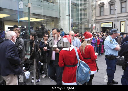 Sydney, Australie. 19 Septembre, 2014. File d'attente des clients Apple pour acheter l'iphone 6 à partir de l'Apple store phare sur George Street, Sydney, Australie. Crédit : martin berry/Alamy Live News Banque D'Images