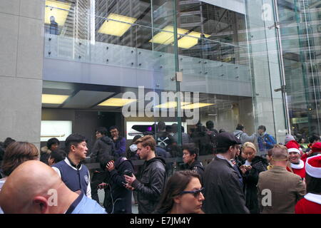 Sydney, Australie. 19 Septembre, 2014. File d'attente des clients Apple pour acheter l'iphone 6 à partir de l'Apple store phare sur George Street, Sydney, Australie. Crédit : martin berry/Alamy Live News Banque D'Images