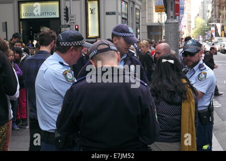 Sydney, Australie. 19 septembre 2014. Présence visuelle de la police de Sydney dans la rue dans le cadre de l'opération Hammerhead, à l'extérieur du magasin Apple, Sydney, Australie. Crédit : martin Berry/Alamy Live News Banque D'Images