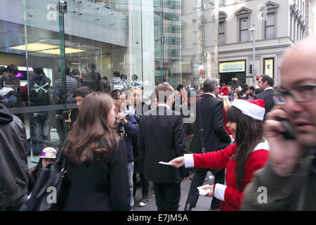 Sydney, Australie. 19 Septembre, 2014. File d'attente des clients Apple pour acheter l'iphone 6 à partir de l'Apple store phare sur George Street, Sydney, Australie. Crédit : martin berry/Alamy Live News Banque D'Images