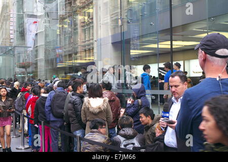 Sydney, Australie. 19 Septembre, 2014. File d'attente des clients Apple pour acheter l'iphone 6 à partir de l'Apple store phare sur George Street, Sydney, Australie. Crédit : martin berry/Alamy Live News Banque D'Images