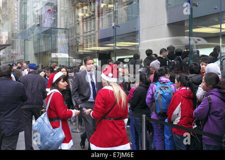 Sydney, Australie. 19 Septembre, 2014. File d'attente des clients Apple pour acheter l'iphone 6 à partir de l'Apple store phare sur George Street, Sydney, Australie. Crédit : martin berry/Alamy Live News Banque D'Images