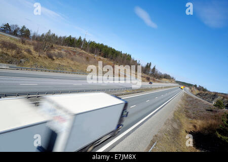 Conduite de camion blanc sur le long de la freeway, vitesse floue, elevated view Banque D'Images