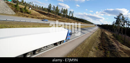 Grand camion blanc de la conduite sur la longue section de l'autoroute, elevated view Banque D'Images