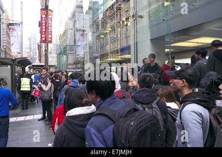 Sydney, Australie. 19 Septembre, 2014. File d'attente des clients Apple pour acheter l'iphone 6 à partir de l'Apple store phare sur George Street, Sydney, Australie. Crédit : martin berry/Alamy Live News Banque D'Images