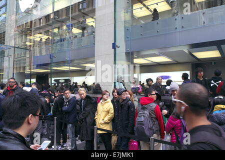 Sydney, Australie. 19 Septembre, 2014. File d'attente des clients Apple pour acheter l'iphone 6 à partir de l'Apple store phare sur George Street, Sydney, Australie. Crédit : martin berry/Alamy Live News Banque D'Images