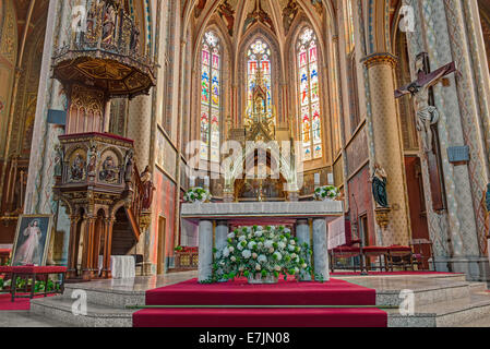 Intérieur de l'église néo-gothique de Saint Ludmila à Place de la paix (Namesti Miru) à Prague Banque D'Images