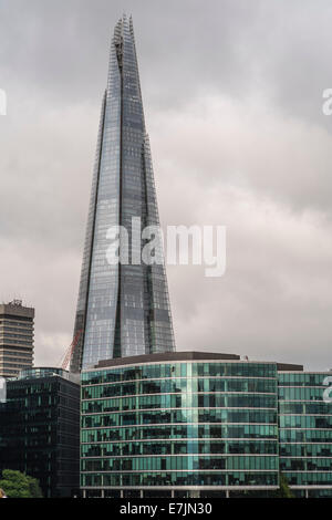 Shard London avec plus de Riverside au premier plan. Pris sur un jour d'été orageux Banque D'Images