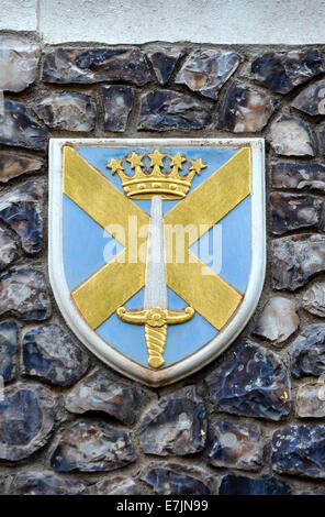 Londres, Angleterre, Royaume-Uni. Church House dans la Deans Yard, Westminster. Le blason situé dans le mur extérieur : Diocèse de St Albans Banque D'Images