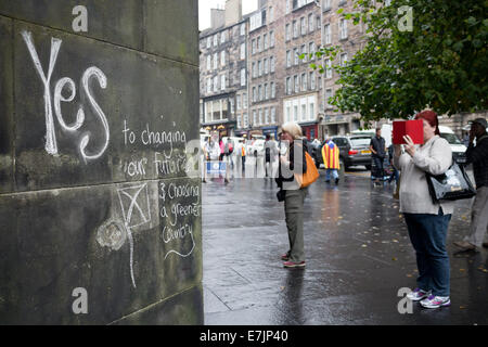 Les personnes à la recherche de l'indépendance écossaise de graffitis sur les murs de la cathédrale St Giles Banque D'Images