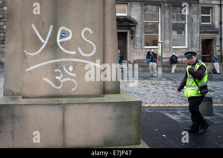 Référendum écossais Oui graffiti sur la base de la statue d'Adam Smith sur le Royal Mile, Édimbourg Banque D'Images