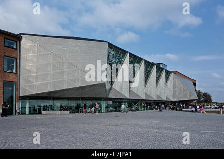 Vue latérale d'Kulturvaerftet Bibliotek og (la Cour de la Culture et de la bibliothèque) au bord de l'eau à Elseneur, Danemark Banque D'Images