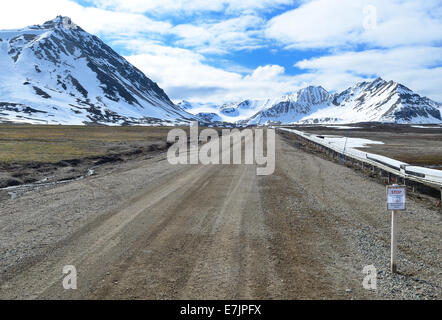 Route de terre dans le territoire de l'ours polaire à Ny Alesund, l'établissement le plus au nord au monde. Banque D'Images