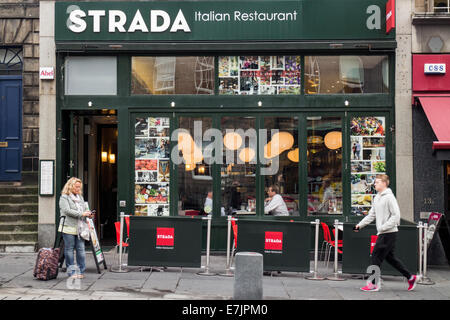 De l'extérieur d'un restaurant italien Strada dans Castle Street, Édimbourg Banque D'Images