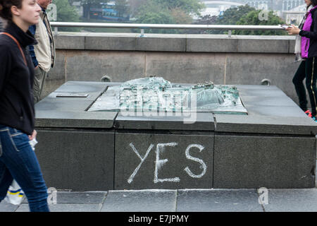 Référendum écossais. Oui à la graffiti craie Mound, Princes Street, Édimbourg Banque D'Images