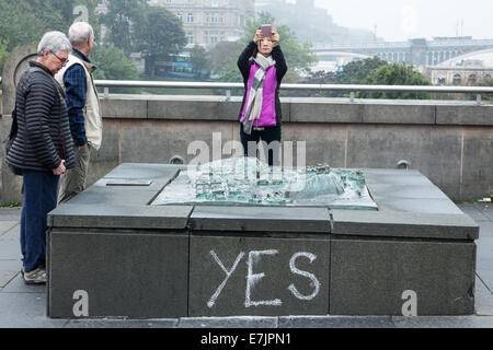 Référendum écossais. Oui à la graffiti craie Mound, Princes Street, Édimbourg Banque D'Images