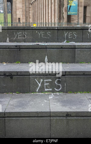 Référendum écossais. Oui à la graffiti craie Mound, Princes Street, Édimbourg Banque D'Images