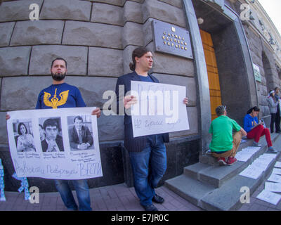 Kiev, Ukraine. Sep 19, 2014. Les militants du secteur public Evromaydan tenue sous les murs du Service de sécurité de Lukraine action "Vesti' tuer mieux que les balles." Les participants à l'action des mitrailleuses, en carton sur lequel était écrit "Vesti", ainsi que des copies de journaux, qui, à leur avis, figurant l'expression de l'Ukraine. Crédit : Igor Golovnov/Alamy Live News Banque D'Images