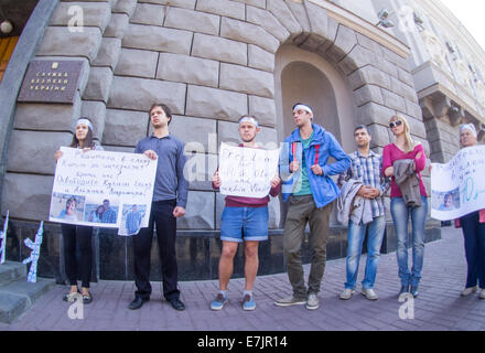 Kiev, Ukraine. Sep 19, 2014. Les militants du secteur public Evromaydan tenue sous les murs du Service de sécurité de Lukraine action "Vesti' tuer mieux que les balles." Les participants à l'action des mitrailleuses, en carton sur lequel était écrit "Vesti", ainsi que des copies de journaux, qui, à leur avis, figurant l'expression de l'Ukraine. Crédit : Igor Golovnov/Alamy Live News Banque D'Images