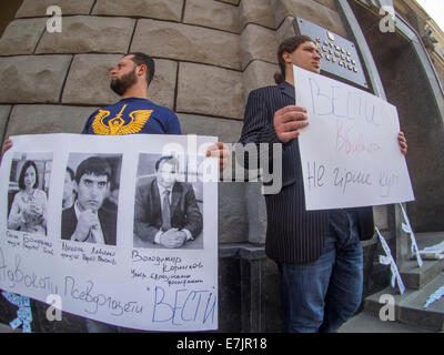 Kiev, Ukraine. Sep 19, 2014. Les militants du secteur public Evromaydan tenue sous les murs du Service de sécurité de Lukraine action "Vesti' tuer mieux que les balles." Les participants à l'action des mitrailleuses, en carton sur lequel était écrit "Vesti", ainsi que des copies de journaux, qui, à leur avis, figurant l'expression de l'Ukraine. Crédit : Igor Golovnov/Alamy Live News Banque D'Images